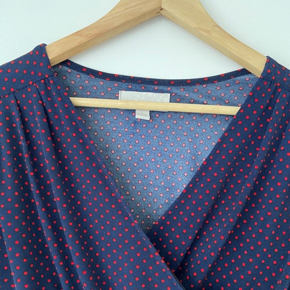 CAROLYN TAYLOR NAVY/RED POLKA DOT WRAP STYLE TOP W/ TULIP SLEEVES/GOLD BUCKLE - Picture 4 of 8